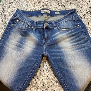 Buckle BKE Stella low rise jeans. Like new. Worn only several times. Size 28L